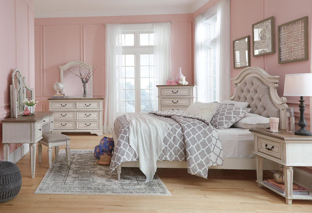 Realyn Full Panel Bed