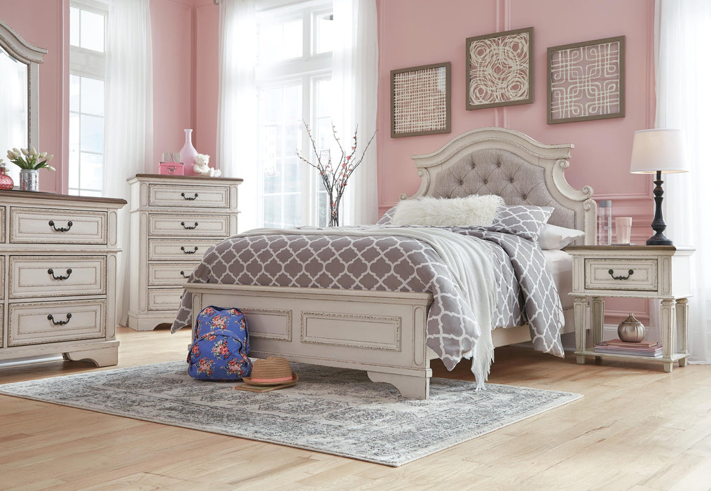 Realyn Full Panel Bed